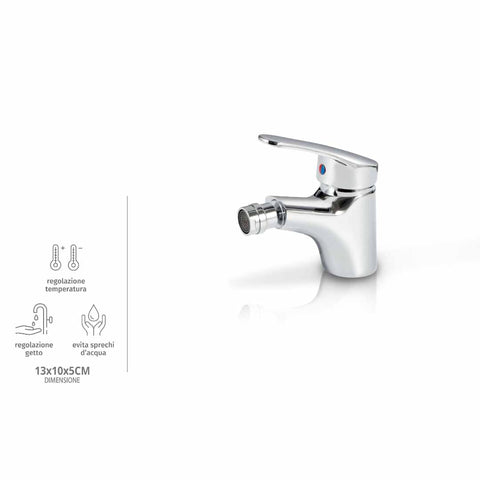 Rubinetto miscelatore installato in un lavabo del bagno.