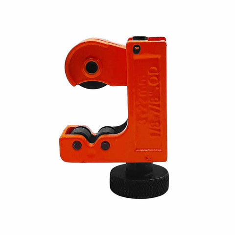 Taglio preciso su un tubo in acciaio con il Tagliatubi.